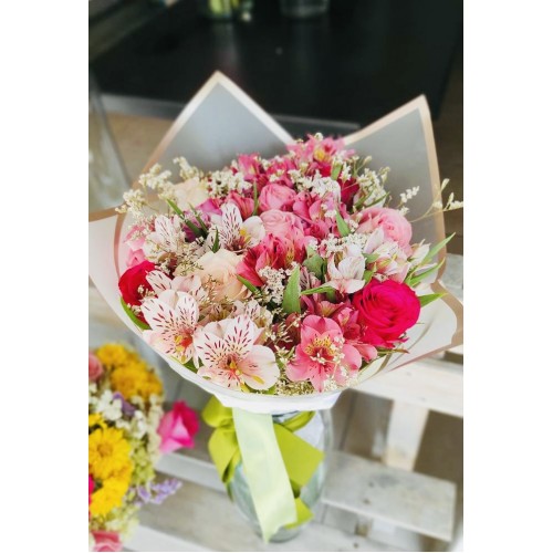 Ramo rosas y astromelias